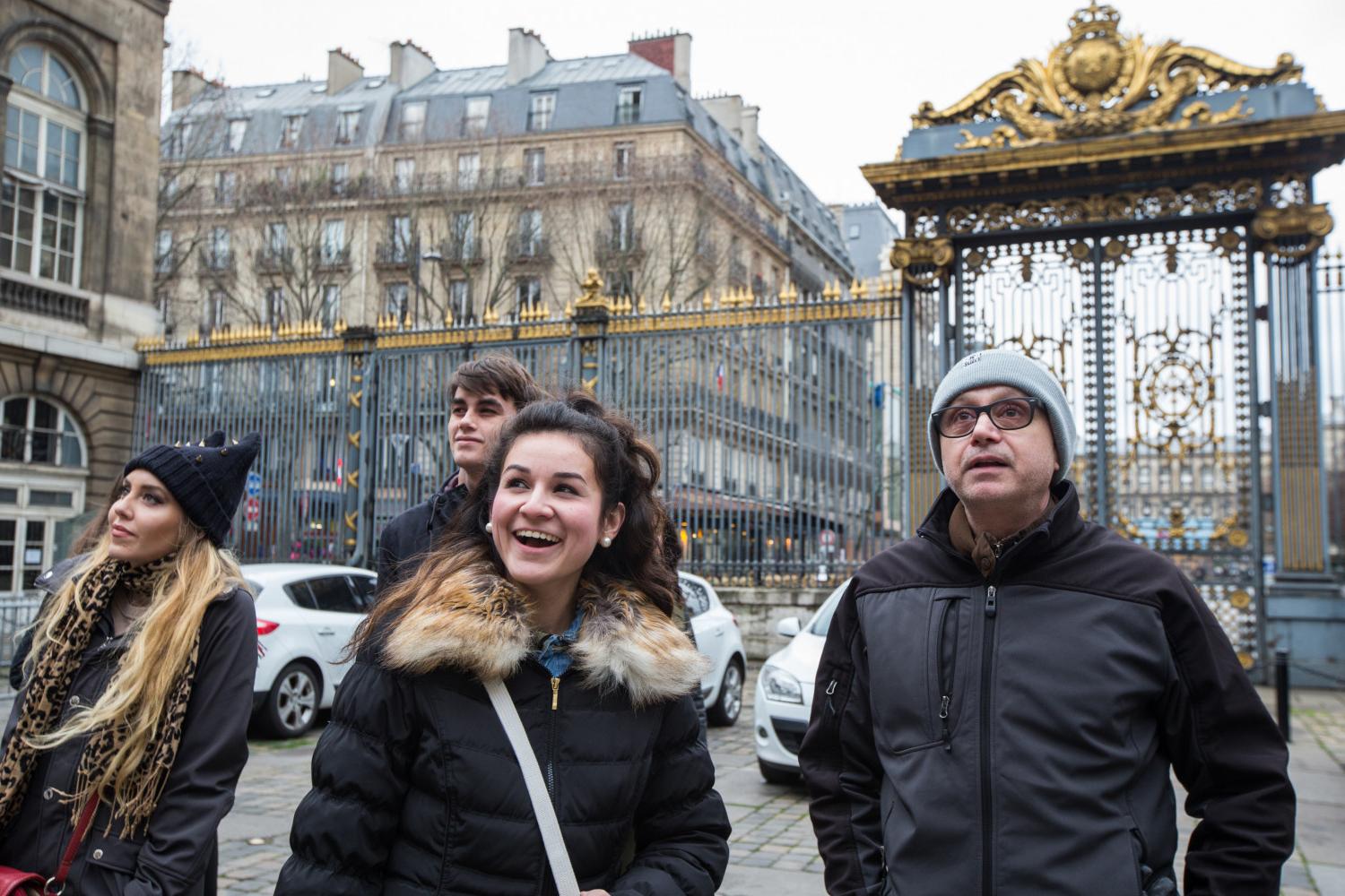 <a href='http://rnl0.gzhtdykj.com'>BETVLCTOR伟德登录</a> French Professor Pascal Rollet leads students on a study tour in Paris.